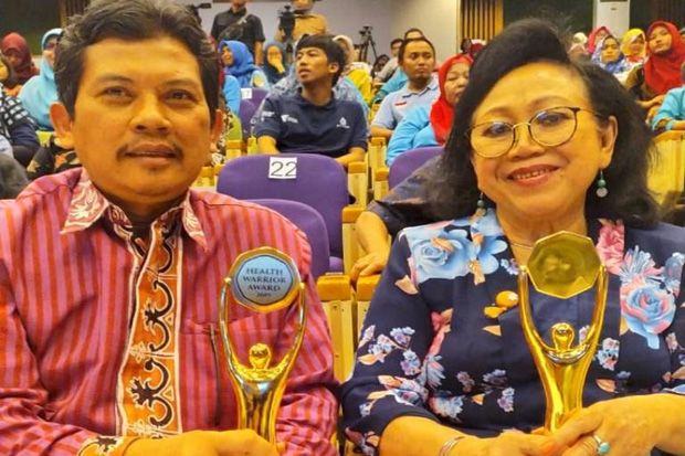 Dua Guru Besar UGM Terima Health Warrior Award 2019