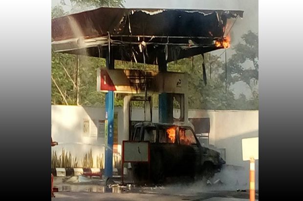 Penumpang Main HP saat Isi Bensin di SPBU, Mobil Kijang Terbakar