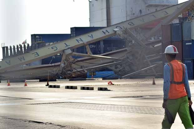 Butuh Lima Hari Evakuasi Container Crane yang Ambruk