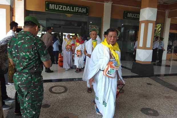 Calhaj Gelombang 2 Embarkasi Solo Memakai Ihram dari Asrama Haji