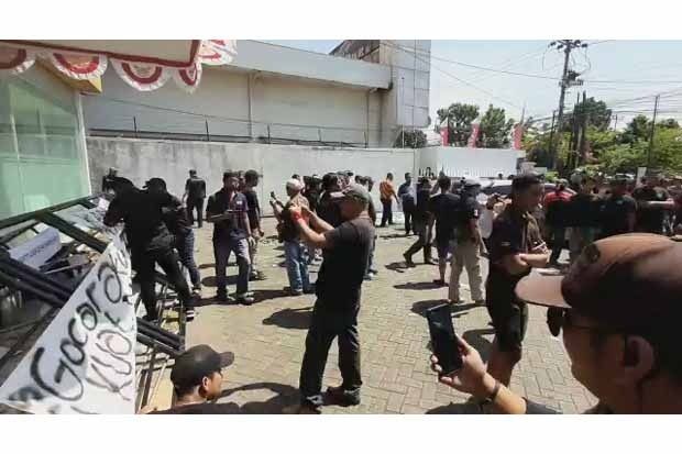 Demo Pengemudi Gocar Rusuh, Massa Segel Kantor PT Gojek di Semarang