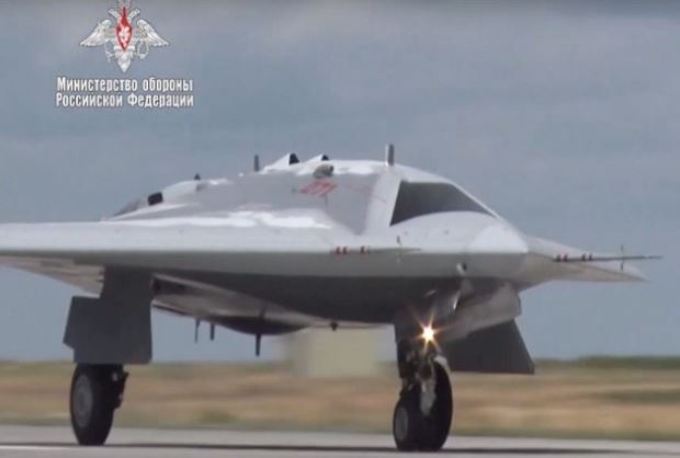 Rusia Terbangkan Perdana Drone Tempur Su-70 Okhotnik-B