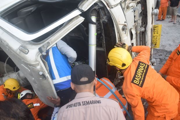 Detik-detik Proses Evakuasi Sopir Terjepit di Kabin Truk Molen