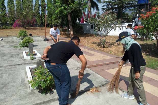 Bawaslu Semarang Bersih-bersih Taman Makam Pahlawan