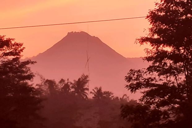 Gunung Merapi Luncurkan Lava Pijar Sejauh 550 Meter