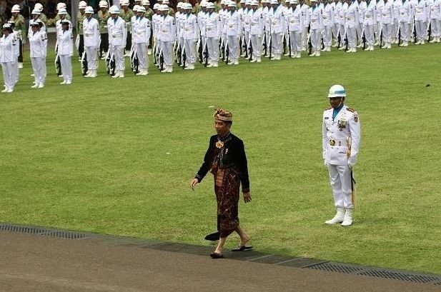 Presiden Jokowi Berikan Sepatunya ke Anggota Paskibraka