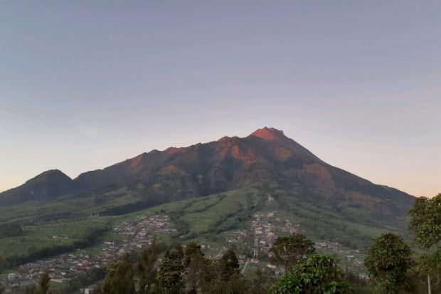 Pagi ini Gunung Merapi Semburkan Awan Panas Sejauh 1 Km