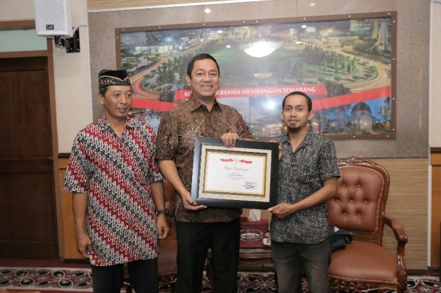 Sapu Jalan Tanpa Pamrih, Warga Semarang Dapat Penghargaan
