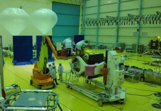 Pesawat Antariksa India Hilang Kontak Saat Hendak Mendarat di Bulan
