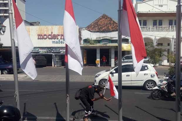 Aktivis Ini Jalan Mundur, Sebut Jokowi Ingkar Janji