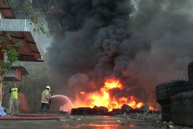 Tumpukan Ban di Gudang PT Tossa Terbakar