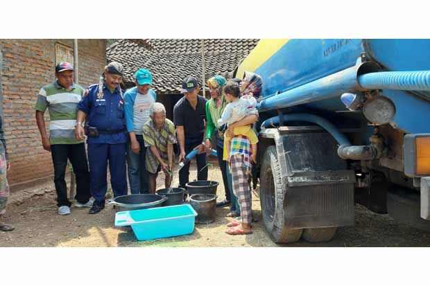 Mayor Sunaryanto Serahkan 1150 Tangki Air Bersih Untuk Warga