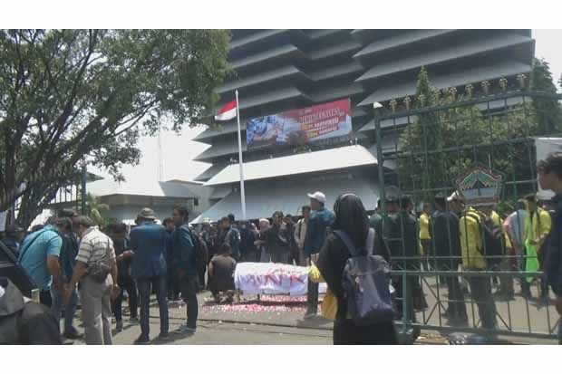 Bawa Keranda, Mahasiswa Semarang Tolak Pimpinan Baru KPK