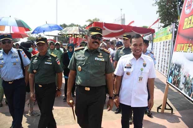 Hut TNI ke-74, Kodam IV Bagikan 2.000 Paket Sembako di Batang