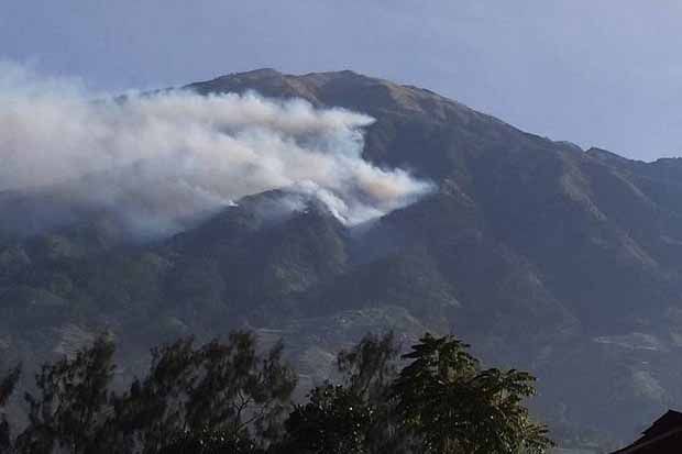 Api di Gunung Merbabu Bakar 3 Km Pipa Sumber Air