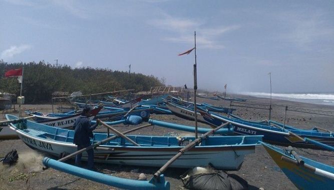 Dihantam Ombak, Dua Nelayan Nyaris Tenggelam di Pantai Bugel