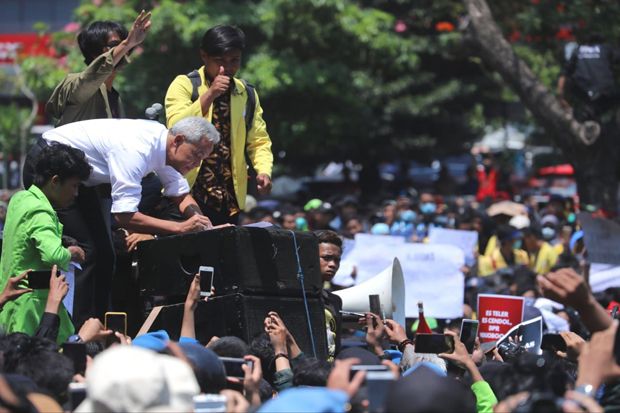 Pagar DPRD Jateng Dirobohkan, Mahasiswa Paksa Ganjar Tanda Tangan Pernyataan