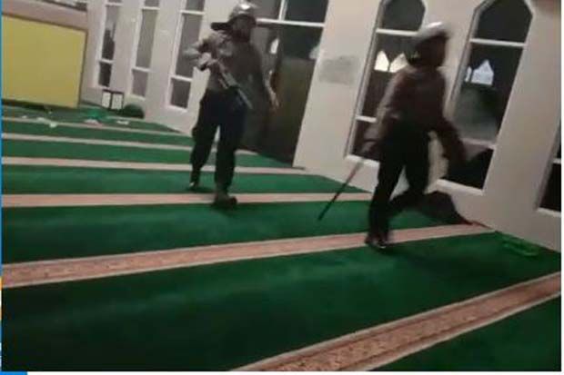 Waduh, Polisi Masuk Masjid Tak Lepas Sepatu