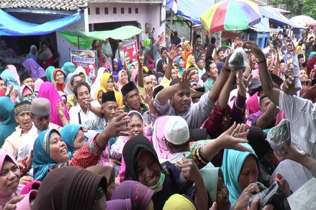 Ribuan Orang Berebut Nasi Bungkus di Haul Sunan Benawa Kendal