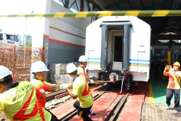 Serunya Lomba Menarik Lokomotif KA Seberat 40 Ton di Semarang