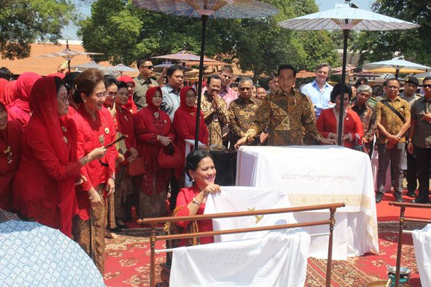 Jokowi Pilih Membatik Cap, Iriana Nyanting Batik Tulis