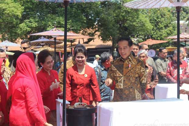 Jokowi Ingatkan Komitmen Menjaga Batik Indonesia