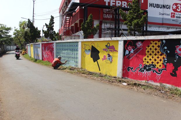 Hari Batik Nasional, Warga Lukis Tembok Kampung Pesindon dengan Batik