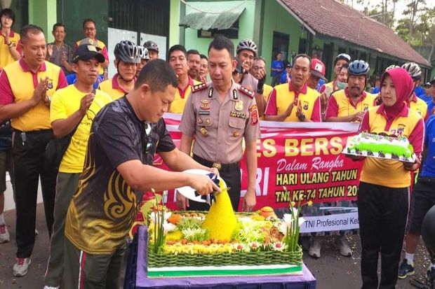 HUT ke-74 TNI, Polres Sleman Kirim Kue dan Tumpeng ke Kodim