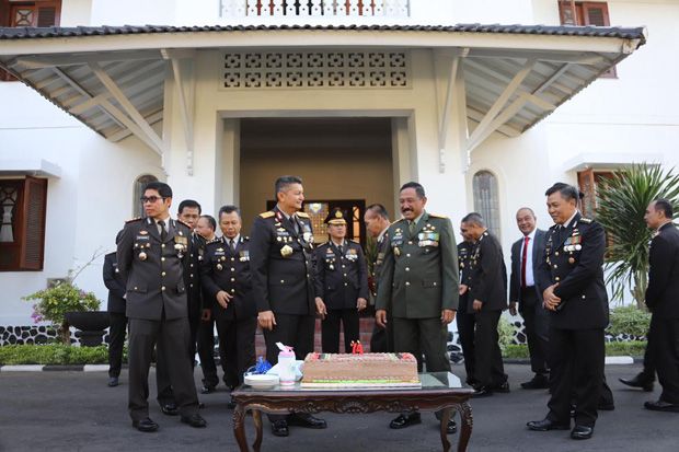 HUT TNI, Kapolda Jateng Beri Kejutan untuk Pangdam IV/Diponegoro
