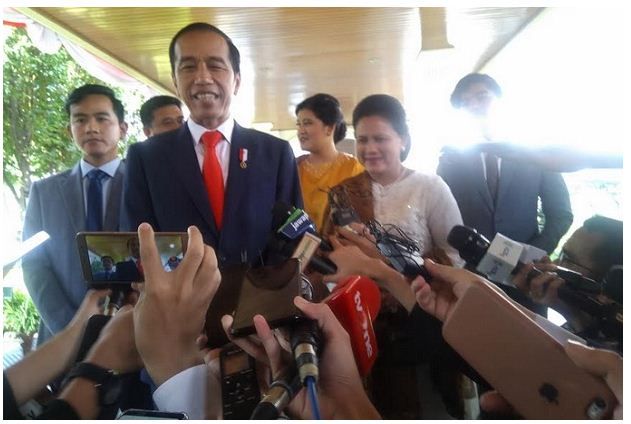 Jokowi Menuju Tempat Pelantikan Didampingi Keluarga