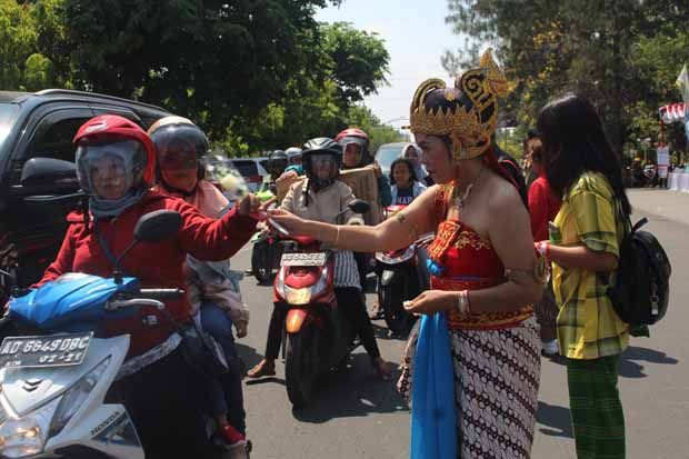 Pelantikan Jokowi, Perkumpulan KBJ Bagi Bunga hingga Cukur Gundul