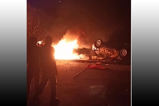 Laga PSIM vs Persis Berakhir Ricuh, Satu Mobil Polisi Dibakar