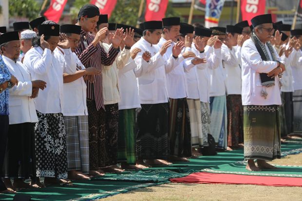 Kekeringan Meluas, Ribuan Santri Rembang Salat Istisqa Minta Hujan