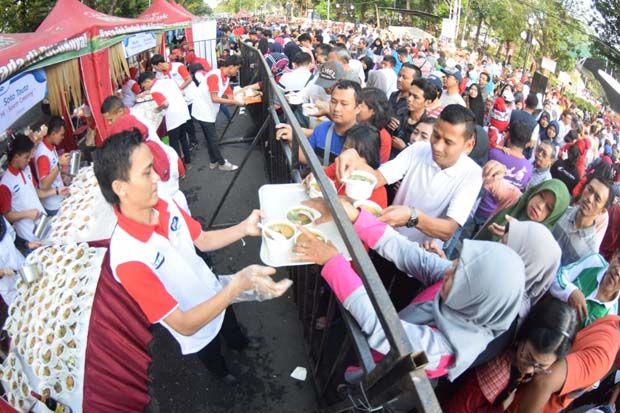 Syukuran Pelantikan Presiden, Warga Semarang Santap 18.500 Porsi Soto