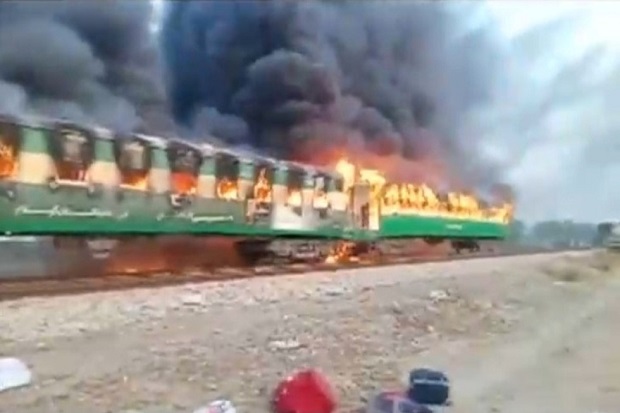 65 Penumpang Tewas dalam Tragedi Kereta Api Terbakar di Pakistan
