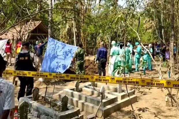 Polisi Bongkar Makam Warga Tegal yang Diduga Dibunuh Anak Kandung