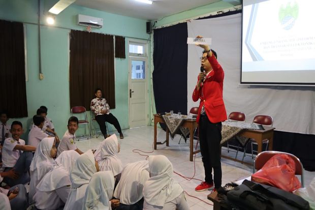 Mahasiswa Unisbank Edukasi Pelajar SMA Bijak Bermedsos