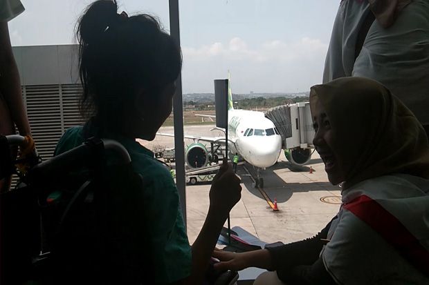 Senyum Gadis Difabel Saksikan Pesawat di Bandara Ahmad Yani