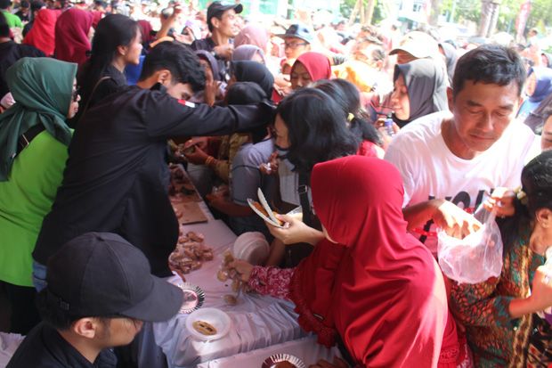 Warga Solo Berebut Kuliner Gratis Khas Sulawesi Selatan