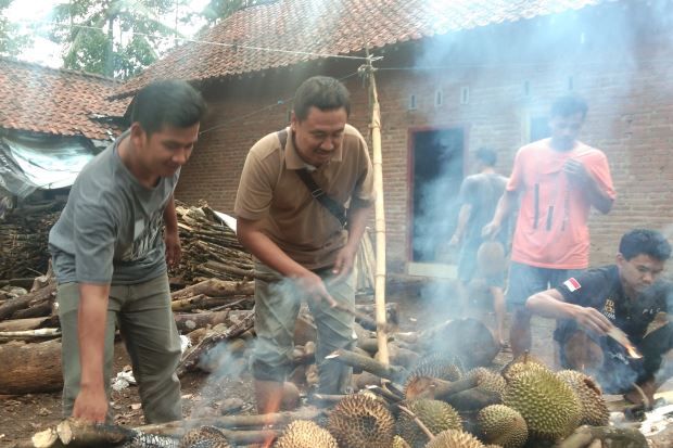 Menikmati Sensasi Durian Bakar di Pekalongan