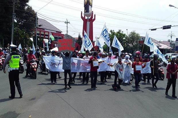 Ratusan Buruh Sukoharjo Demo Tolak Kenaikan Iuran BPJS Kesehatan