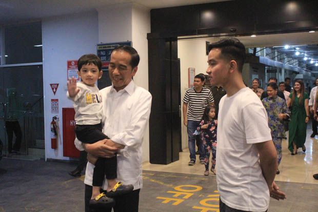 Presiden Jokowi Belum Berani Gendong Cucu Ketiga yang Baru Lahir