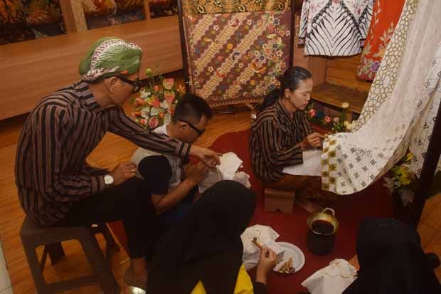 Rayakan Ultah, Benang Ratu Majapahit Semarang Ajak Pembeli Membatik