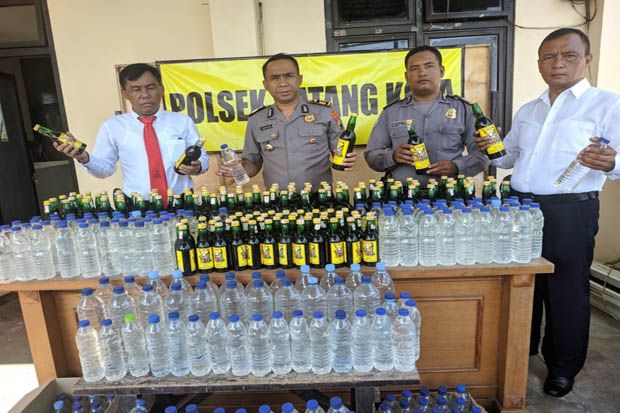 Ratusan Botol Miras Disita dari Lapak Penjualan di Batang