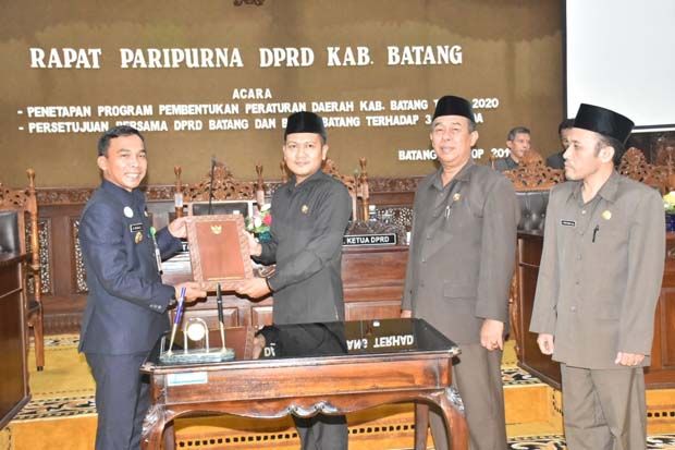 Bupati Wihaji dan DPRD Setujui Raperda APBD 2020 Kabupaten Batang