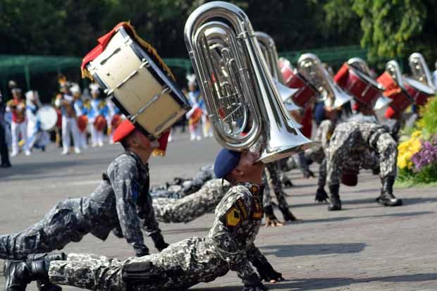 Atraksi Beladiri dan Drum Band Meriahkan Wisuda Polimarin Semarang