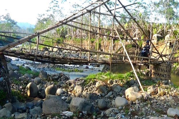 Warga Andalkan Jembatan Bambu di Jalur Alternatif Banjarnegara-Wonosobo