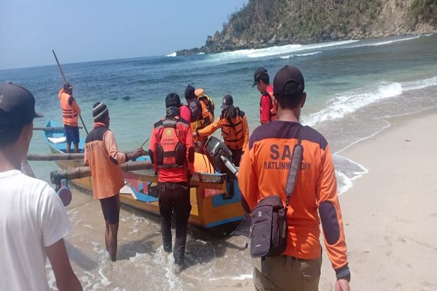 Kapal Terhempas Ombak, Dua Nelayan Hilang di Perairan Wediombo