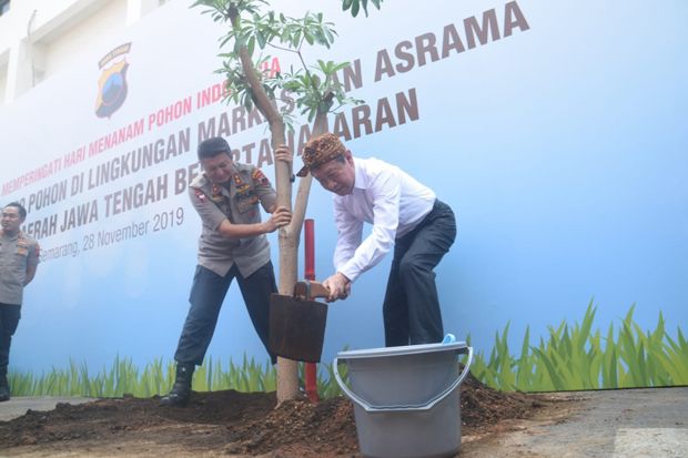 12.000 Pohon Hijaukan Mapolda Jateng dan 43 Mapolres di Jawa Tengah