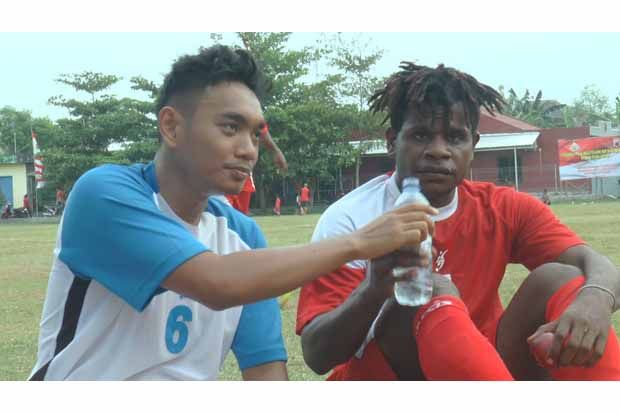 Sepakbola, Sebotol Berdua Jawa-Papua